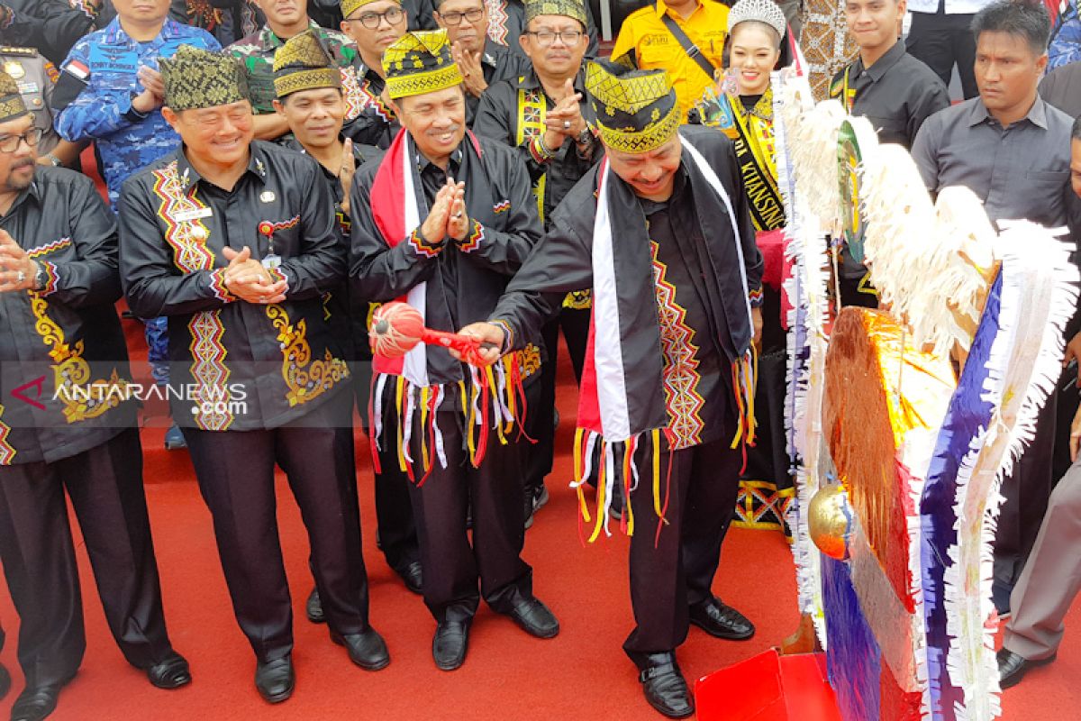 Menpar Arief Yahya buka Festival Pacu Jalur, tambah hadiah jadi Rp100 juta