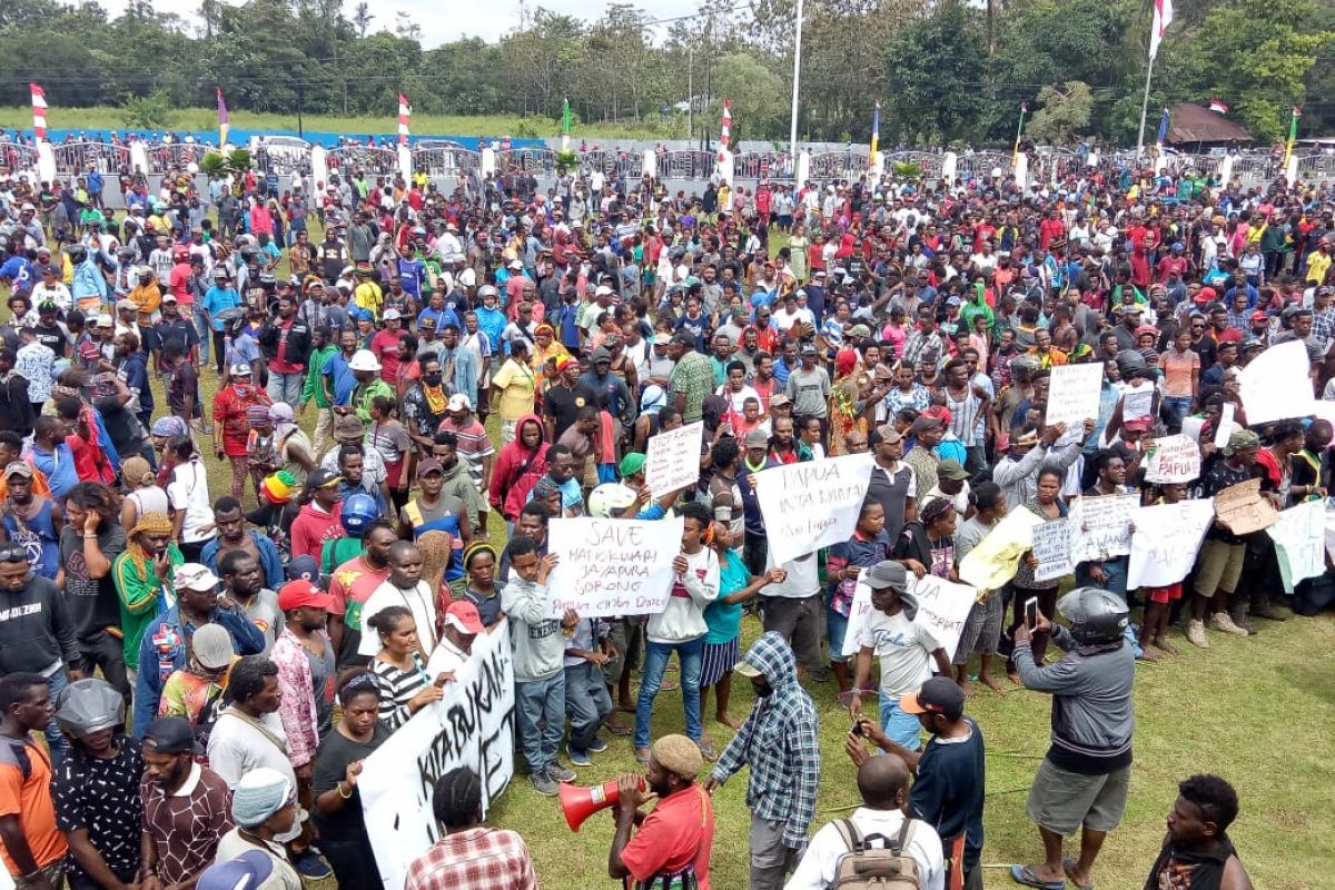 Sekolah dan pertokoan di Timika tutup saat demo warga Papua