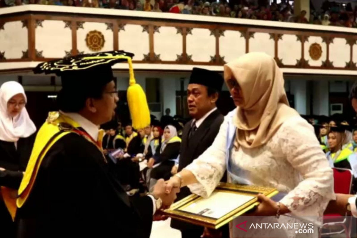 Saat wisuda, UNS undang orang tua almarhumah Irza Laila