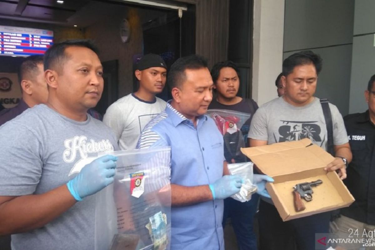 Polisi baku tembak dengan pencuri pistol milik anggota Polsek