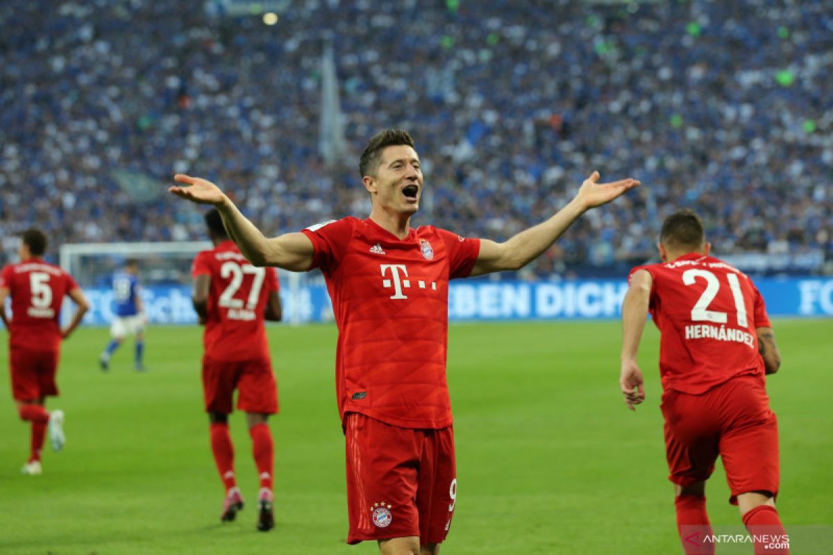 Lewandowski cetak trigol, Munchen cukur Schalke 3-0