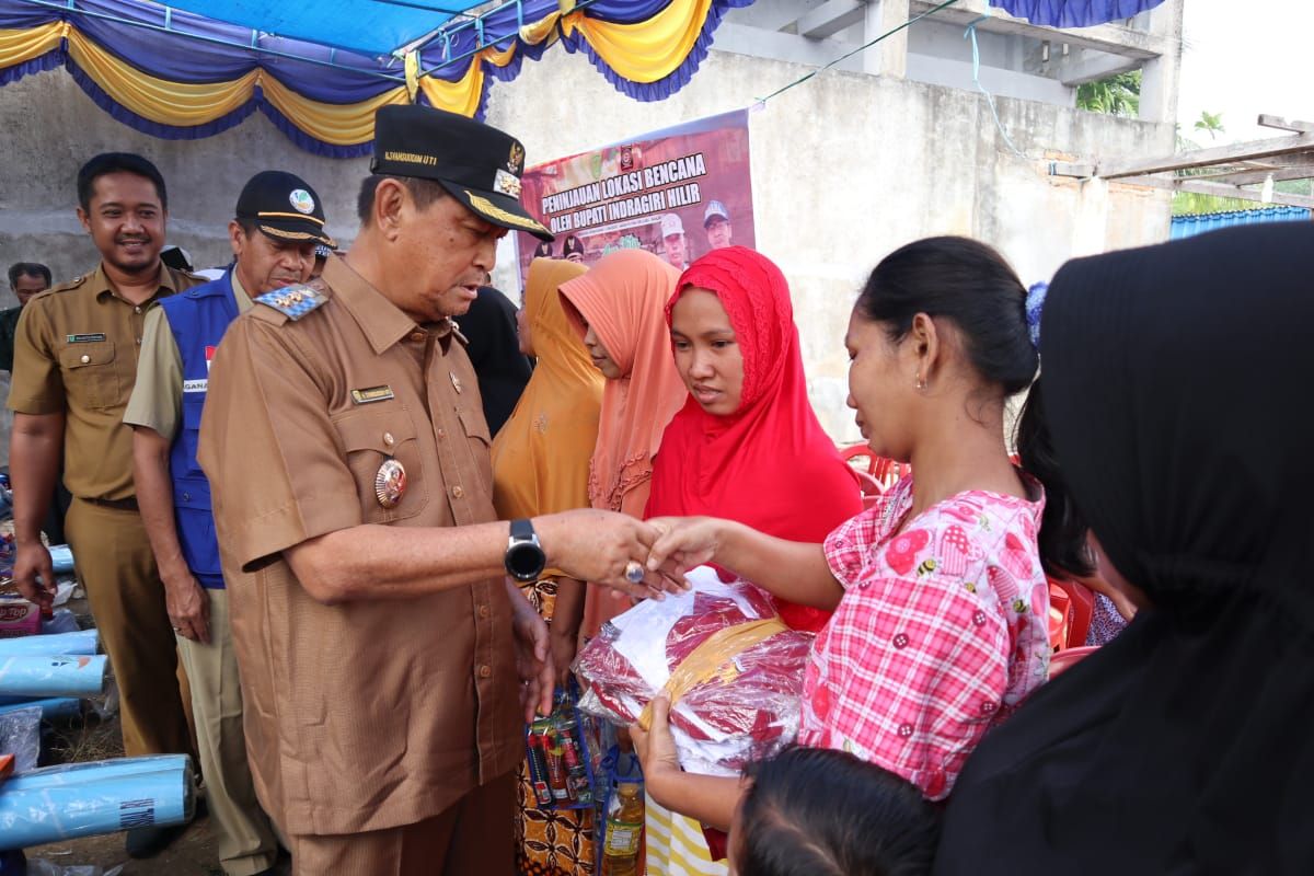 Serahkan bantuan korban kebakaran seberang Tembilahan, Wabup ingatkan masyarakat selalu waspada