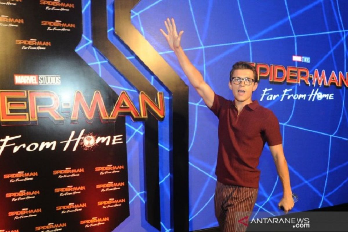 Tom Holland sapa pengemar saat Meet and Gree di kawasan Nusa Dua, Bali