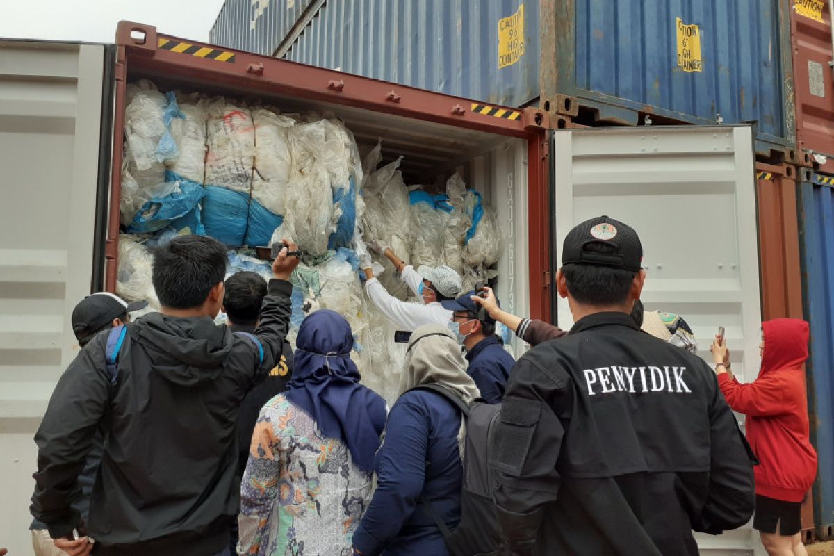 KLHK periksa ratusan kontainer plastik impor dicurigai limbah B3