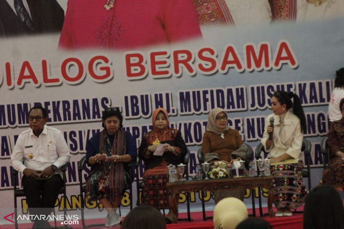 Ibu Mufidah berdialog dengan ratusan perajin NTT