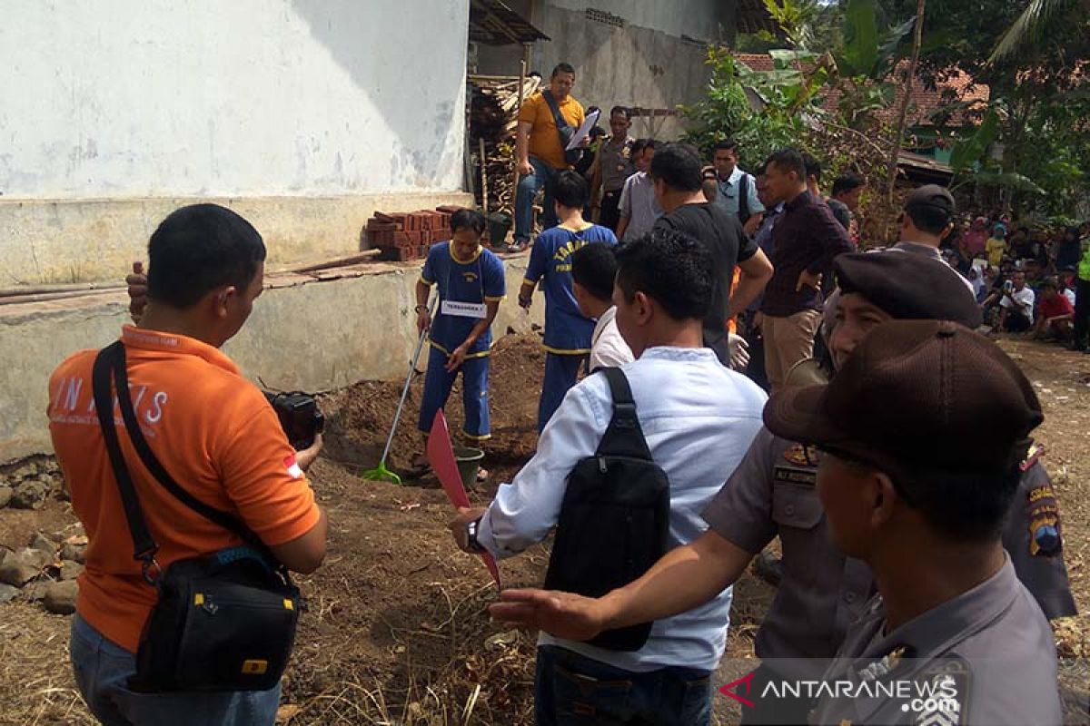 Empat tersangka pembunuhan satu keluarga di Banyumas jalani reka adegan