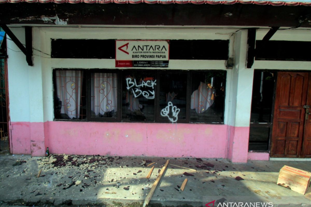 Gedung Kantor Berita ANTARA Biro Papua dirusak massa