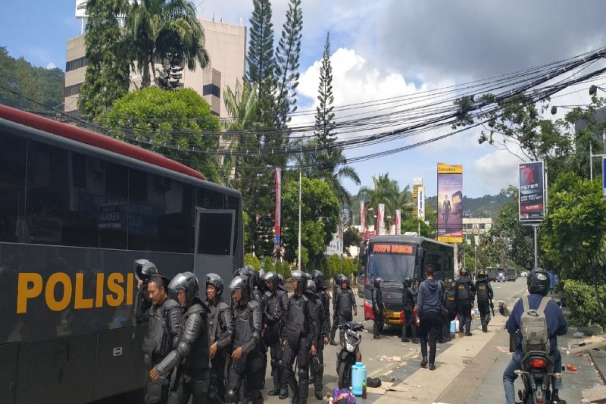 Jayapura terkini, aparat keamanan kerahkan truk angkut pendemo