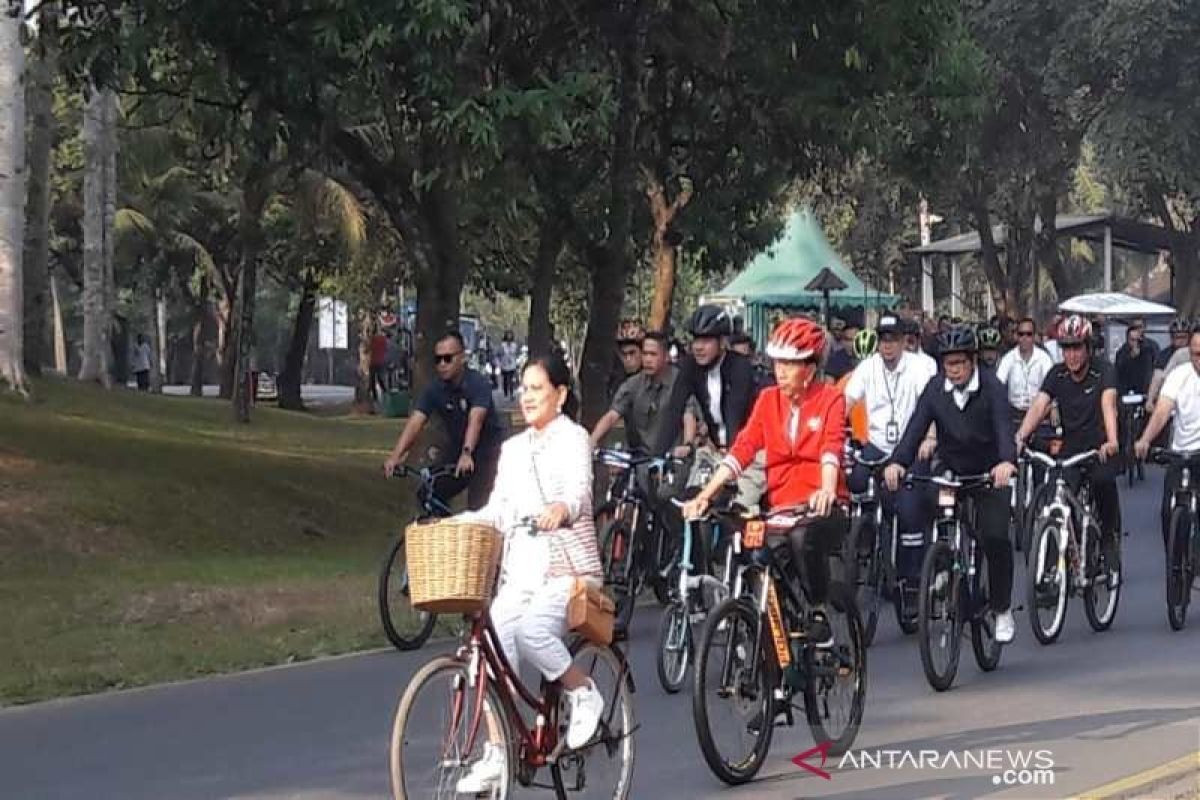 Presiden Jokowi bersama Ibu Iriana bersepeda di kawasan Candi Borobudur