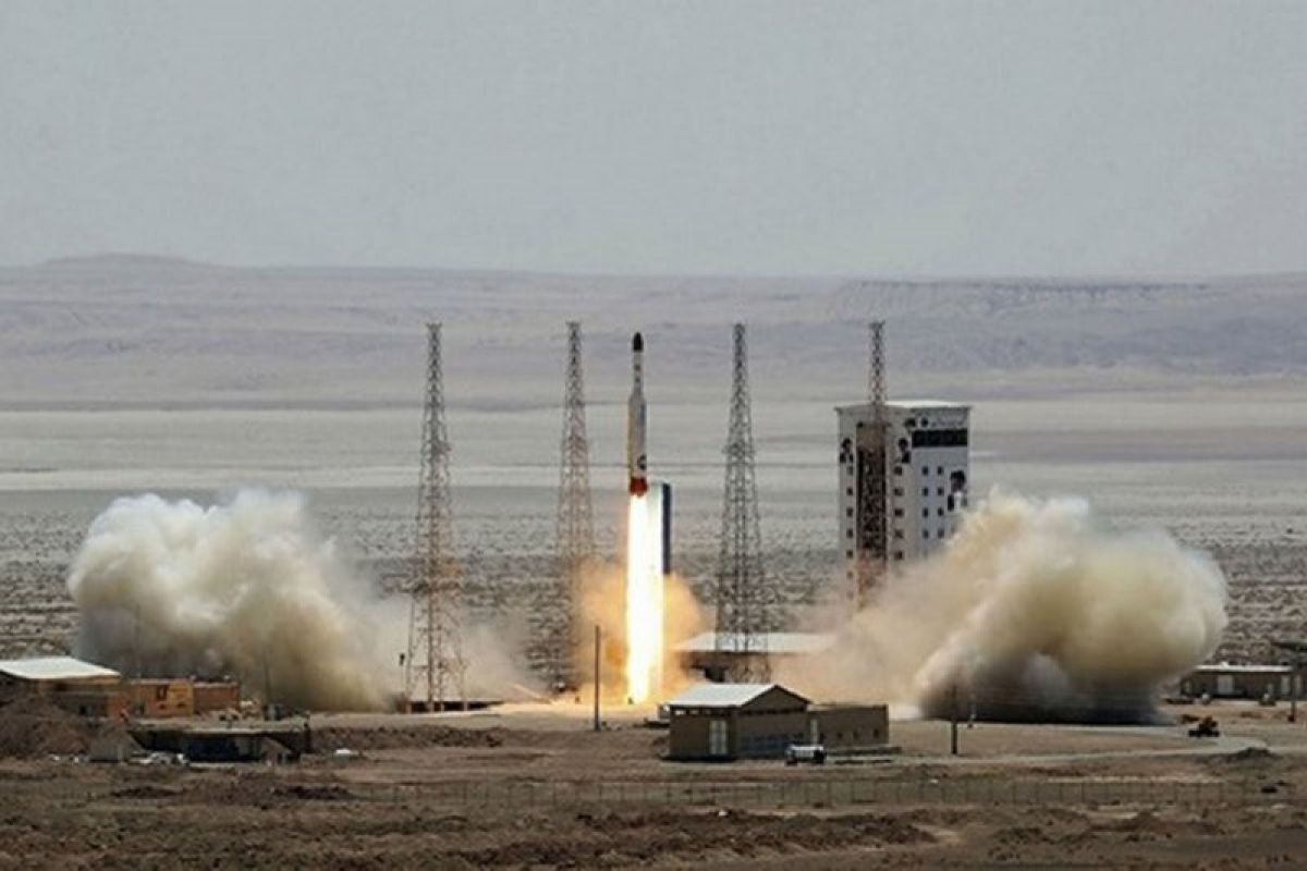 Roket meledak di landasan peluncuran,  Iran gagal luncurkan satelit ke orbit