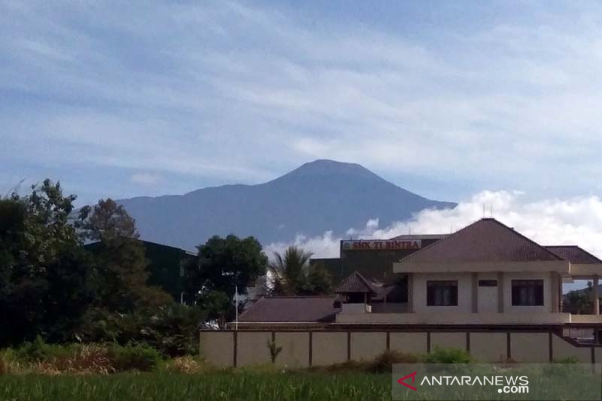 Gempa embusan di Gunung Slamet menurun