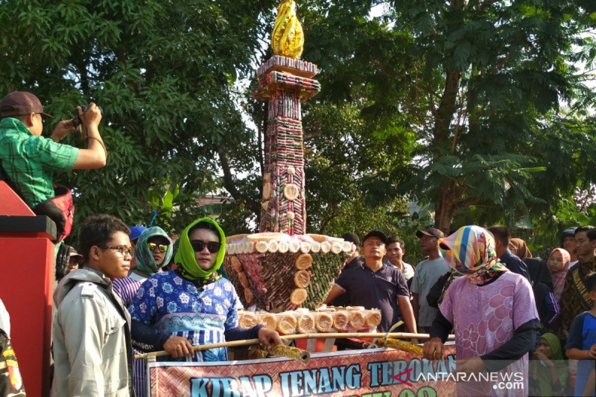 Tarian Papua meriahkan kirab "tebokan" di Kudus