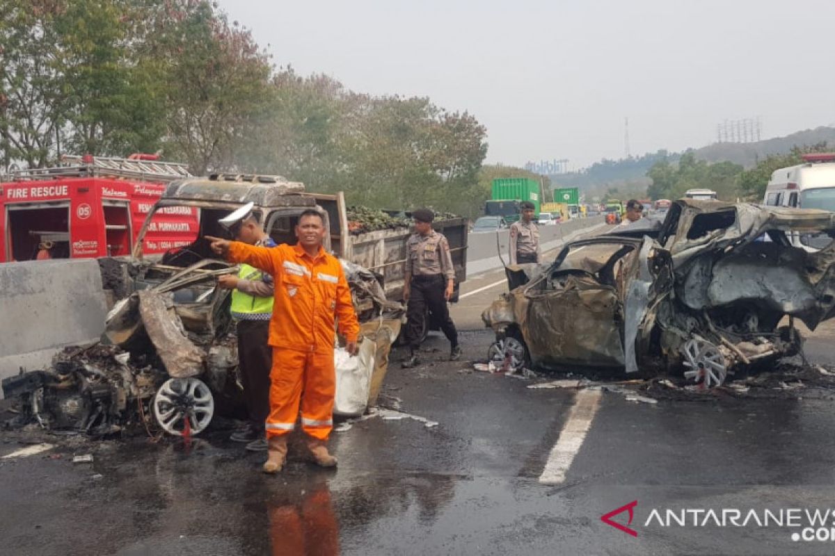 15 kendaraan terlibat kecelakaan maut di tol Cipularang