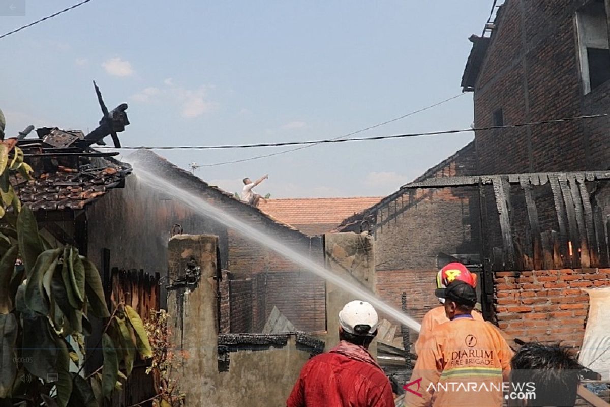 Lupa matikan kompor, tiga bangunan di Kudus terbakar