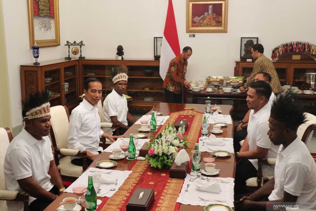 Jokowi has lunch with Papuan village chiefs and youths