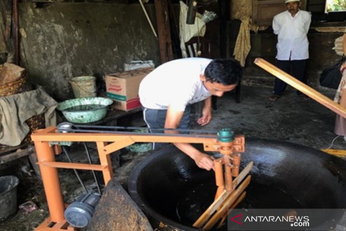 Tim Pengabdian Masyarakat Peternakan Unand Kenalkan Teknologi Tepat Guna Perkuat Kualitas Kerupuk Kulit