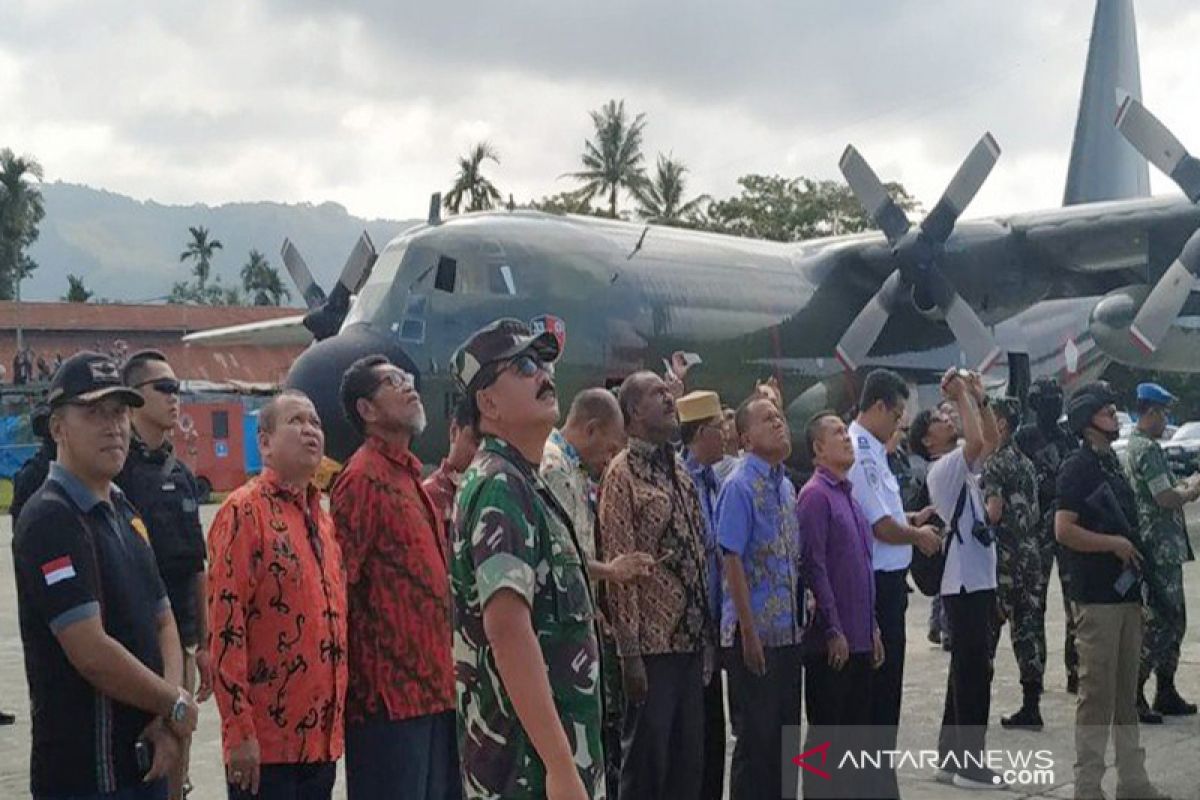 Panglima TNI dan Kapolri saksikan penerjunan prajurit Kostrad