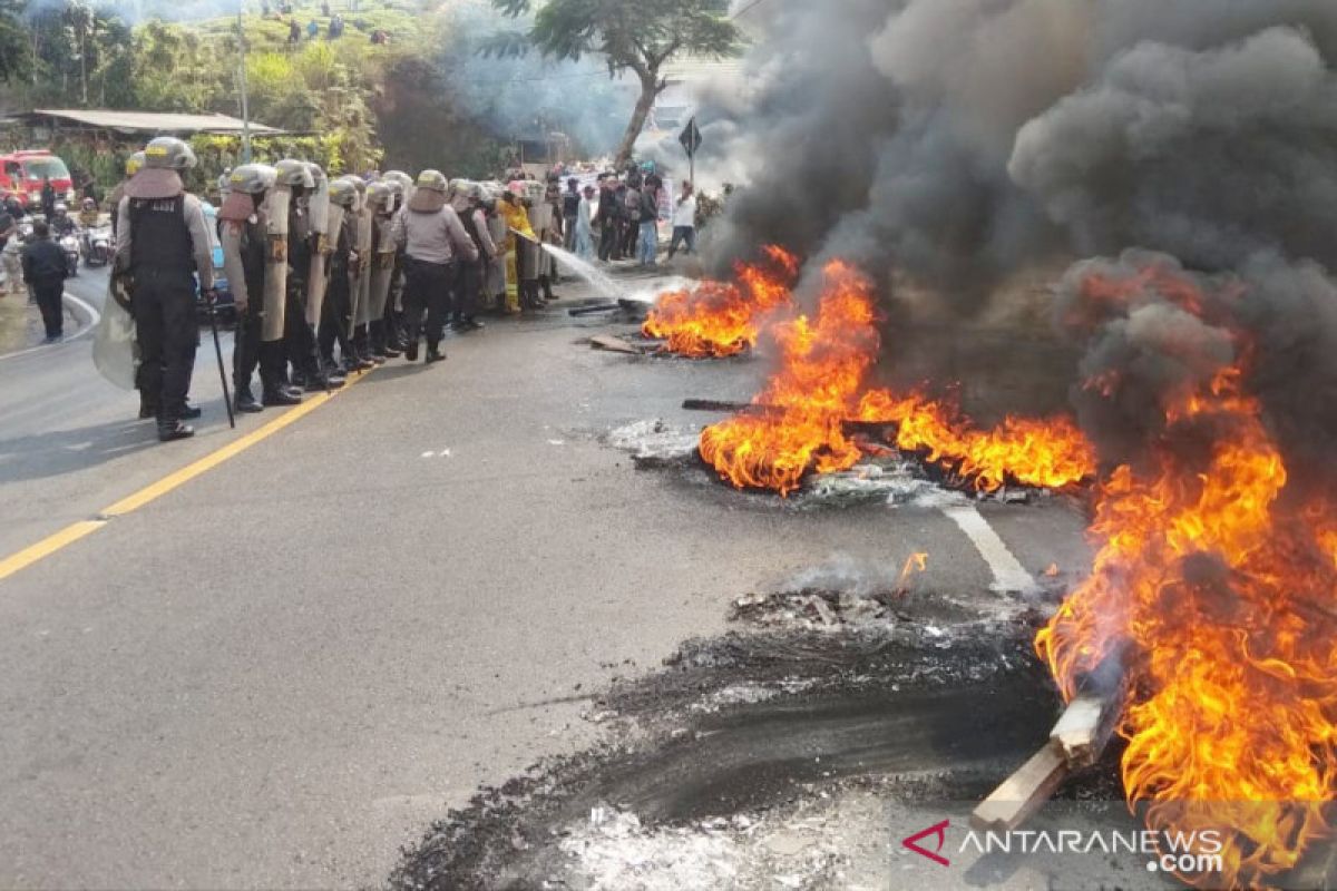 Tolak digusur, warga Cisarua bakar ban di Jalur Puncak