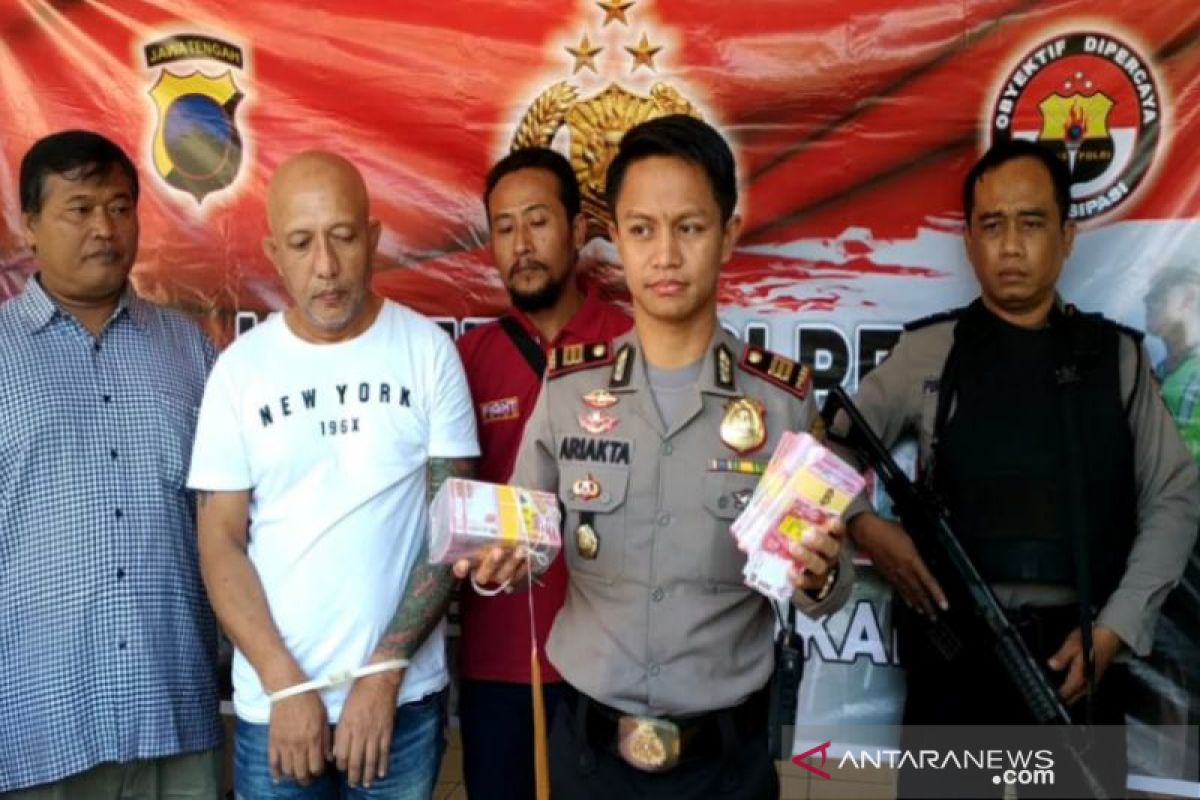 Uang hasil menipu untuk beli sepeda motor, jam, dan emas