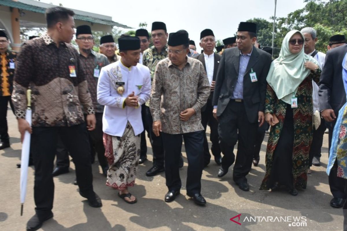 Jusuf Kalla dipameri batik Rifaiyah oleh Bupati Batang