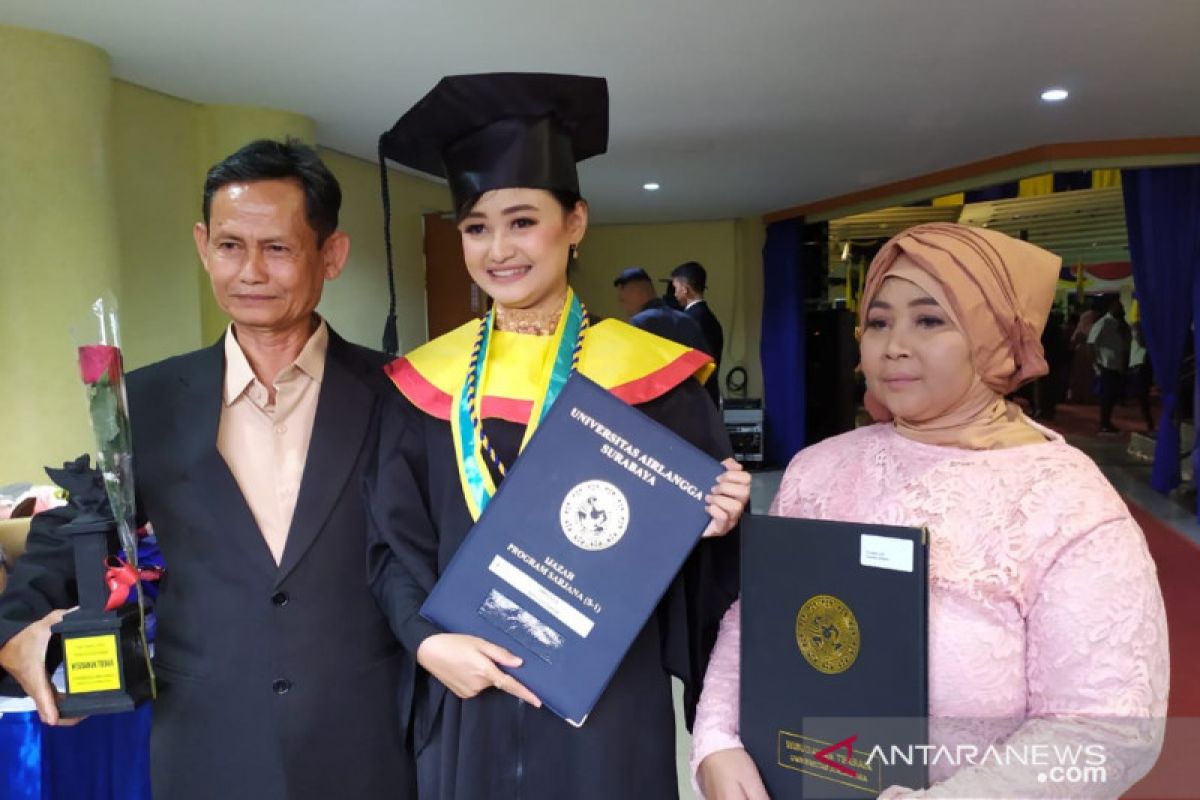 Kisah Noviana pengamen jalanan,  sukses jadi wisudawan terbaik Unair