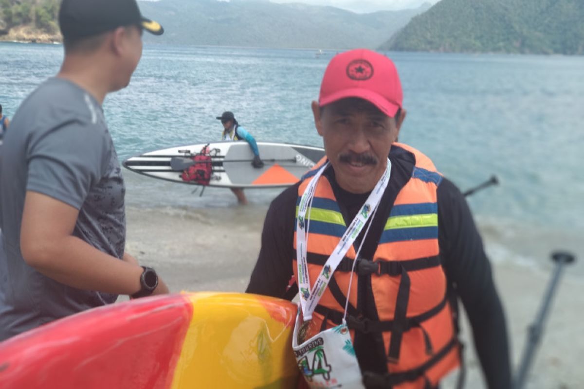 Pecinta olahraga paddle board eksplorasi Pantai Trenggalek Jatim