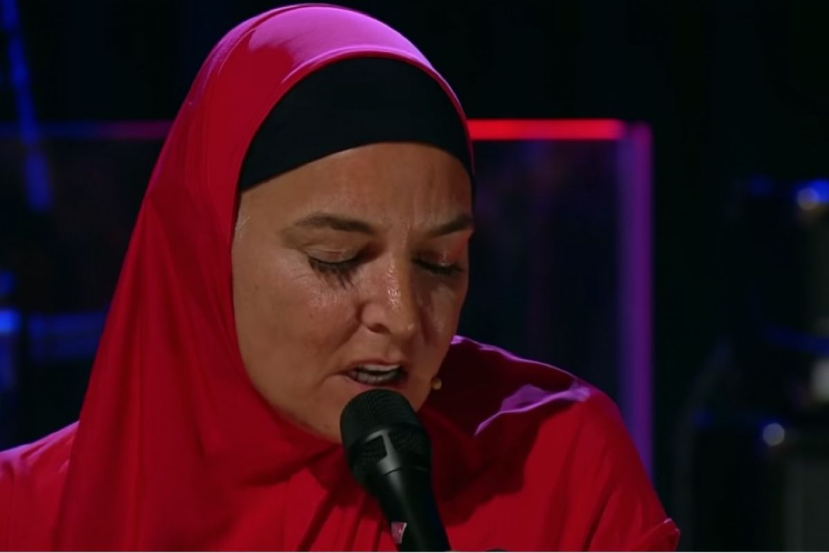 Absen lima tahun, Sinead O'Connor manggung lagi dengan hijab