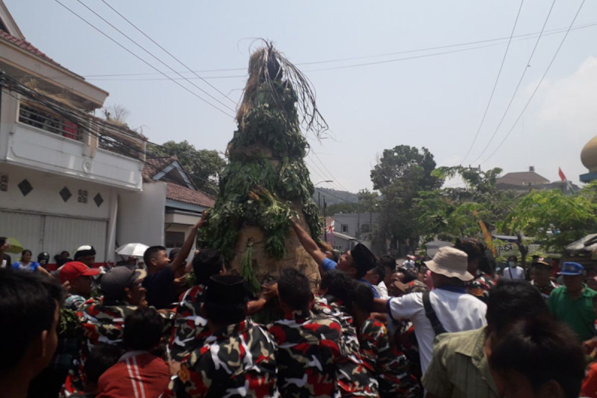 Peringati Muharam, ratusan warga berebut gundukan berisi sayur mayur