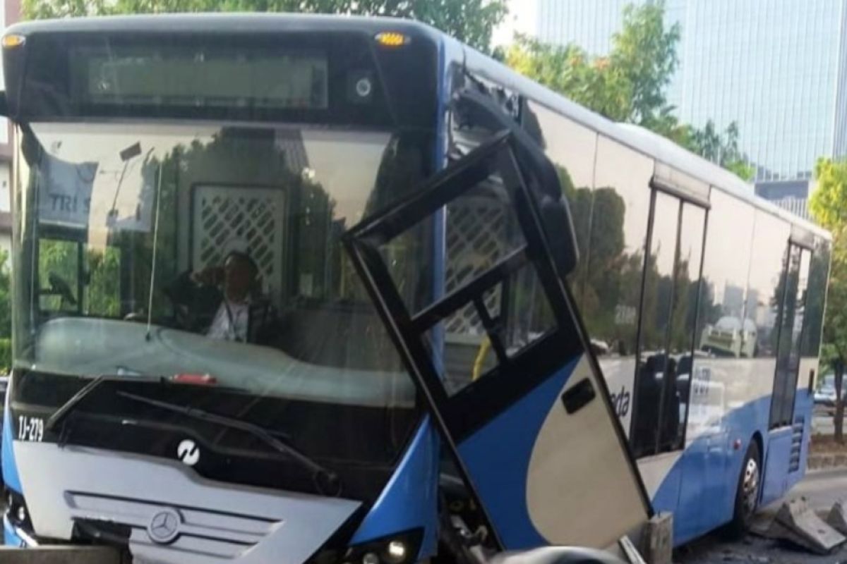 Bus TransJakarta tabrak separator di S Parman akibat pengemudi kurang kosentrasi