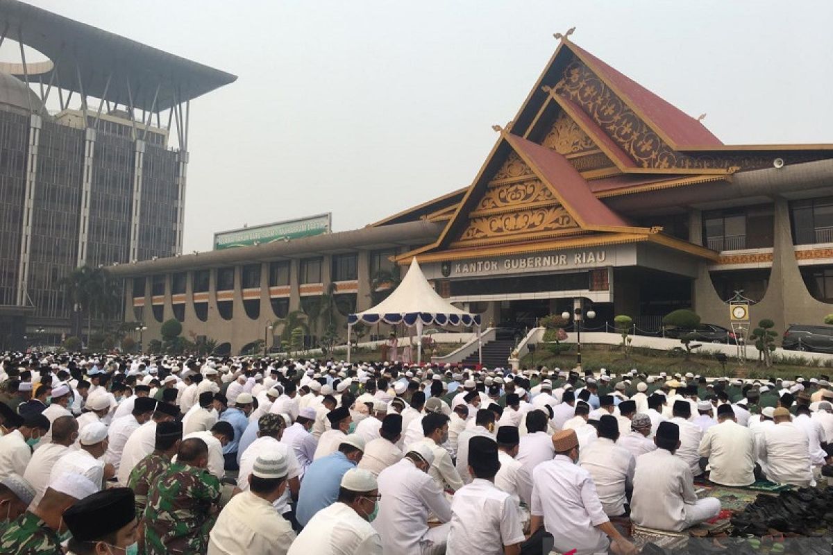 Karhutla Riau - VIDEO - Asap semakin parah, ribuan warga Riau salat minta hujan