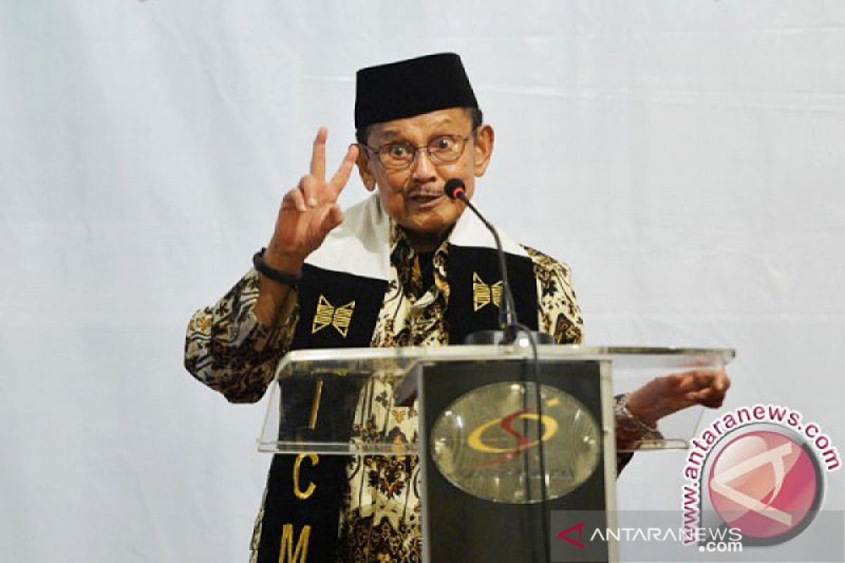 Pewarta foto pingsan saat meliput pemindahan jenazah BJ Habibie