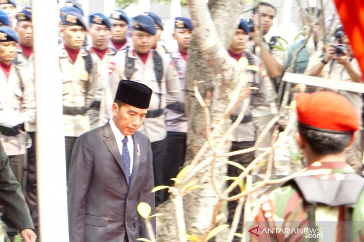 President leads BJ Habibie's state funeral procession