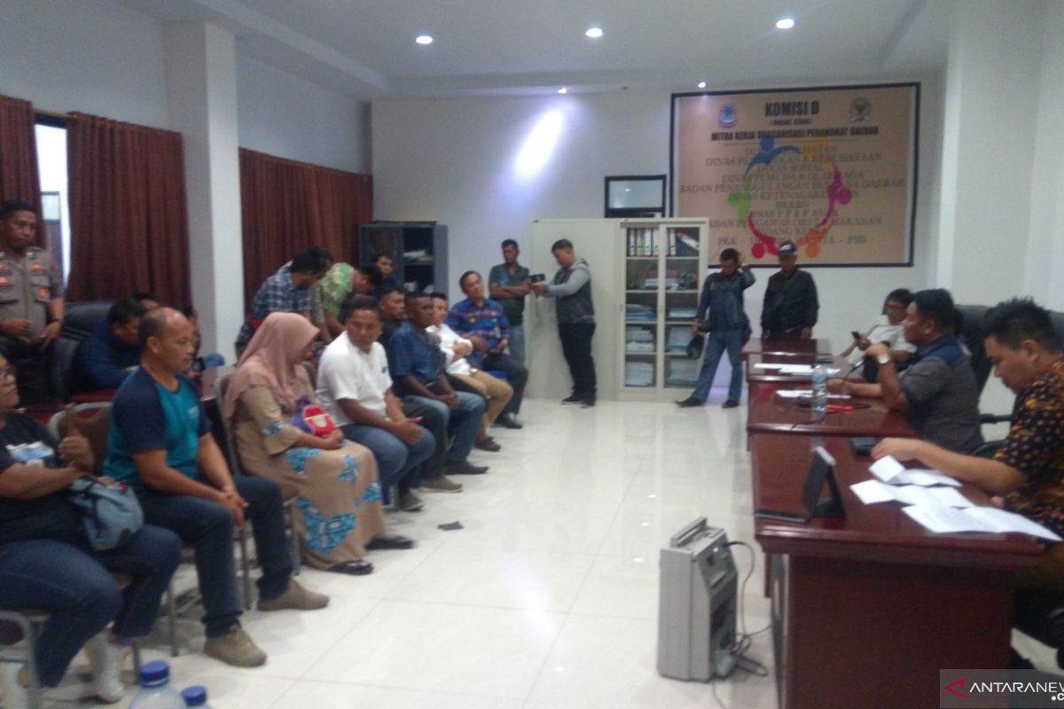 Warga Malalayang Dua demo DPRD Manado tuntut ganti lurah