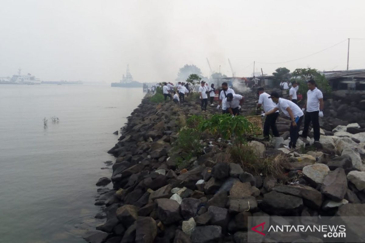 600 orang pungut sampah plastik di perairan Dumai