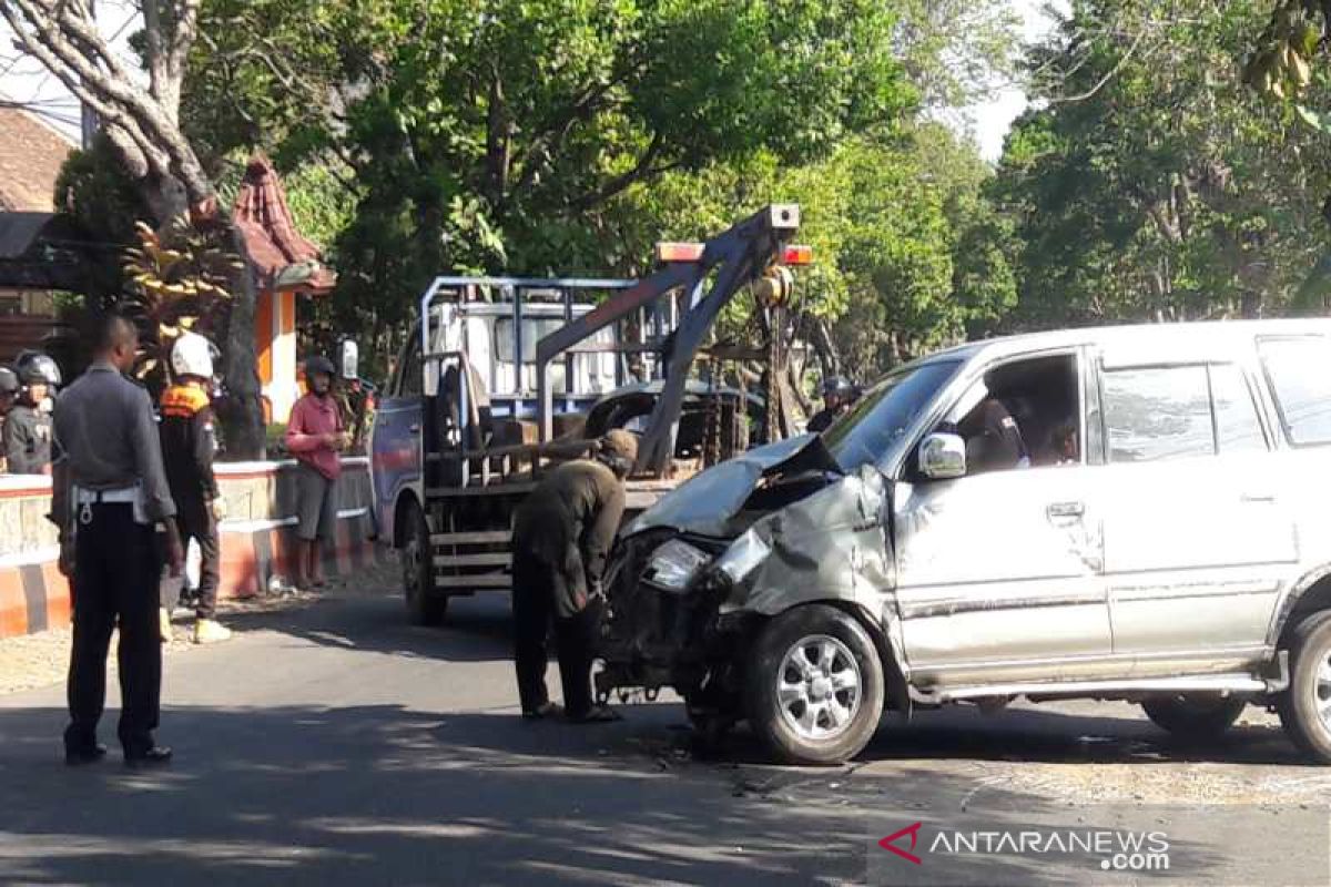 Kijang seruduk sepeda motor dan angkutan, seorang tewas