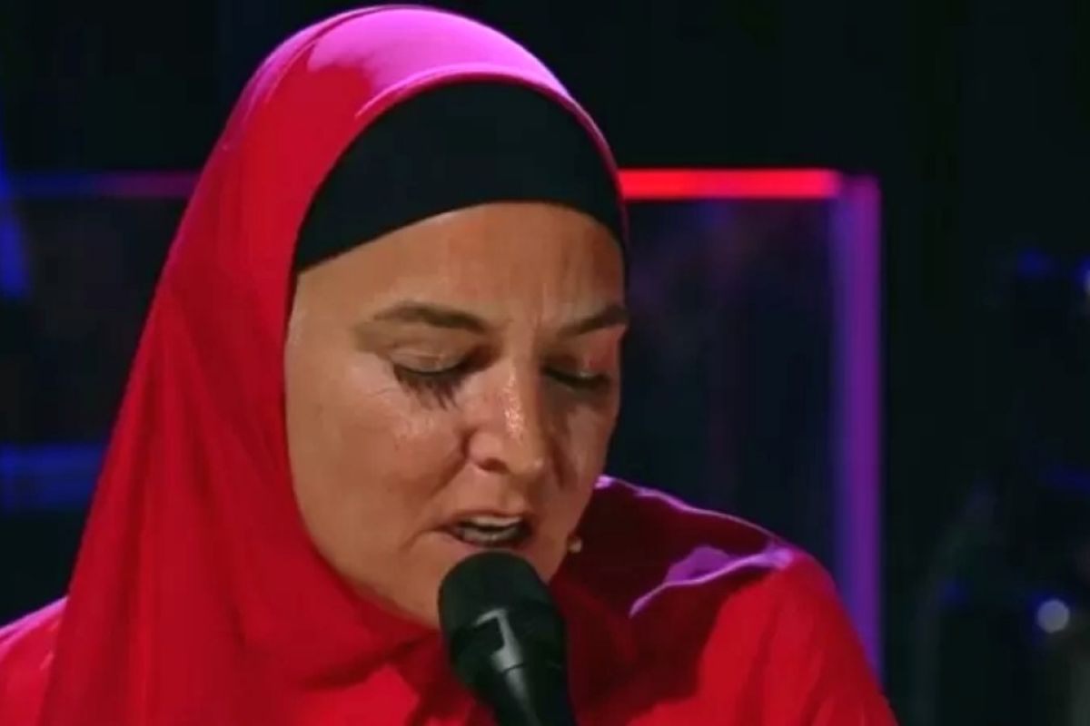 Sinead O'Connor manggung dengan hijab