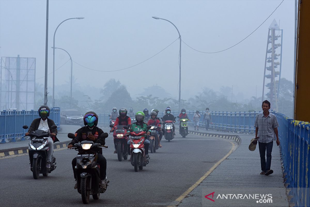 Karhutla Riau - kabut asap kian pekat, jarak pandang di Riau hanya tersisa 200 meter