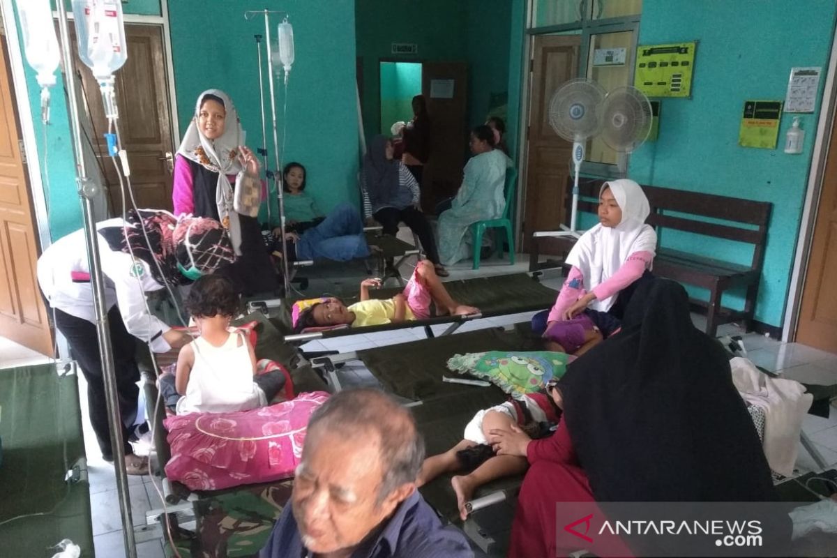 Konsumsi nasi uduk saat tahlilan, ratusan warga keracunan