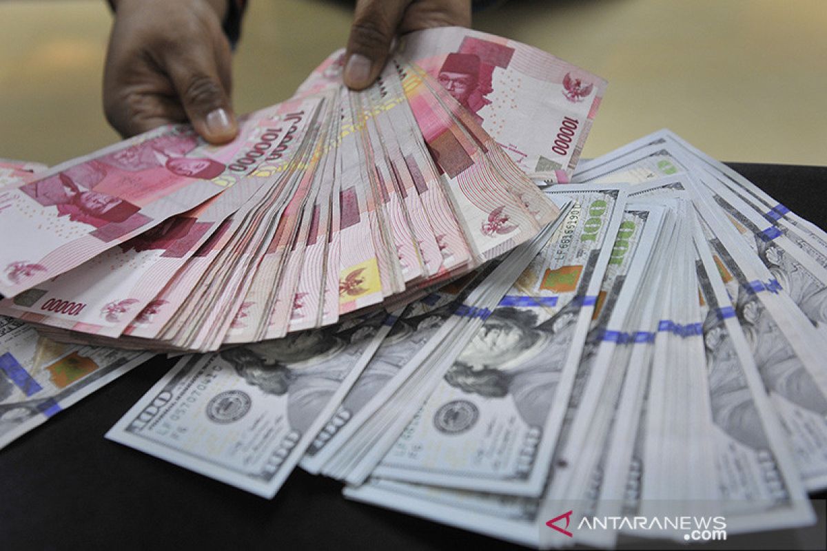 Rupiah kembali perkasa, tembus di bawah Rp14.000 per dolar