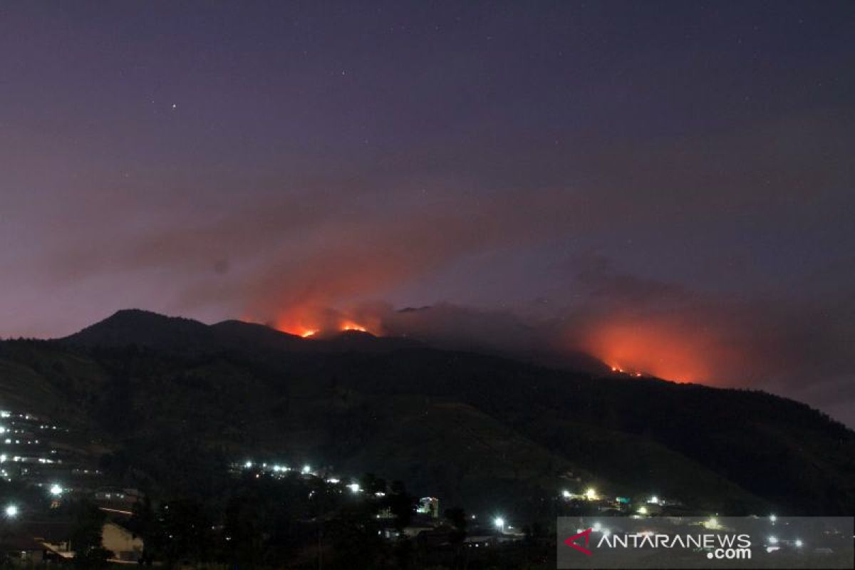 Polres Boyolali pantau kebakaran Merbabu