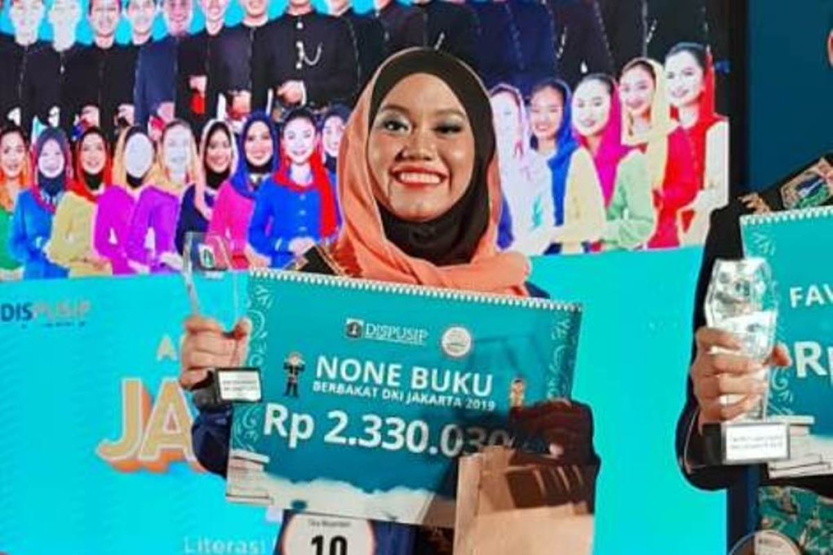 Siswi MAN 1 Kepulauan Seribu juara None Buku Berbakat 2019