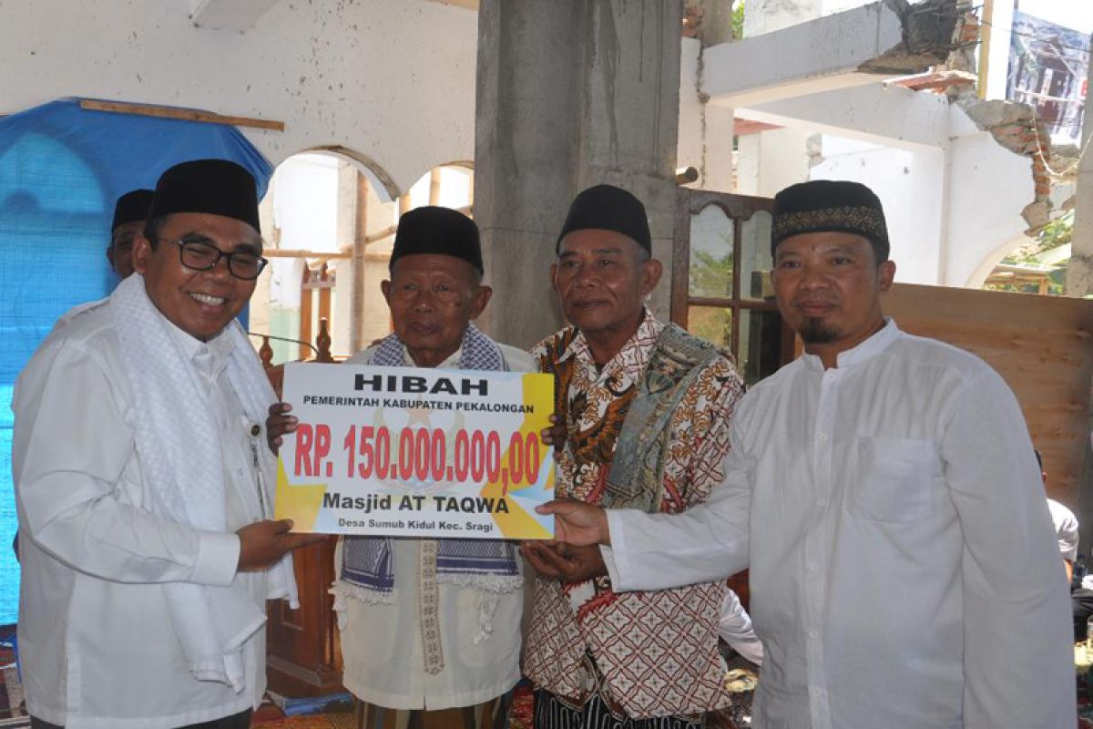 Pemkab Pekalongan hibahkan Rp150 juta untuk Masjid At Taqwa Sragi