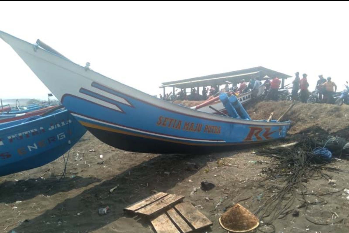 Perahu dihantam gelombang, dua nelayan hilang di Pantai Lengkong Cilacap