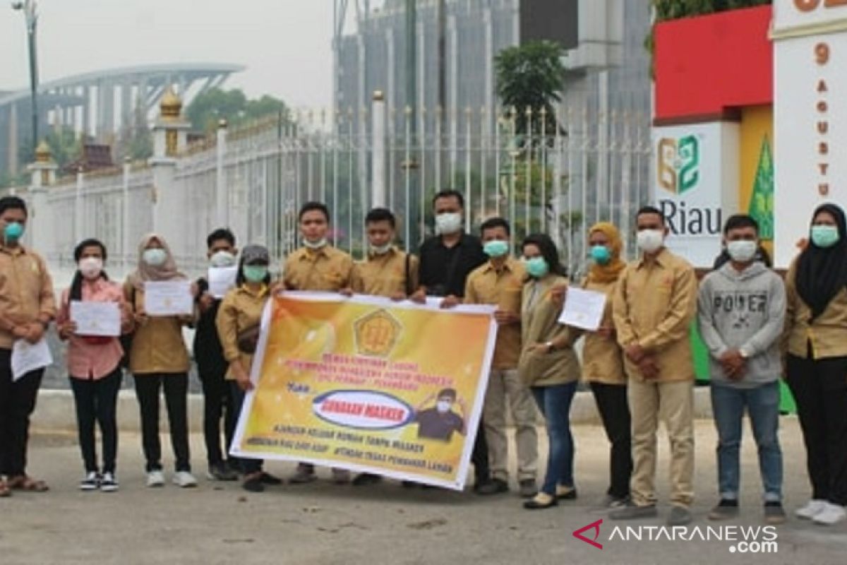 Permahi Pekanbaru bagikan masker sambil desak pencabutan izin korporasi pembakar lahan