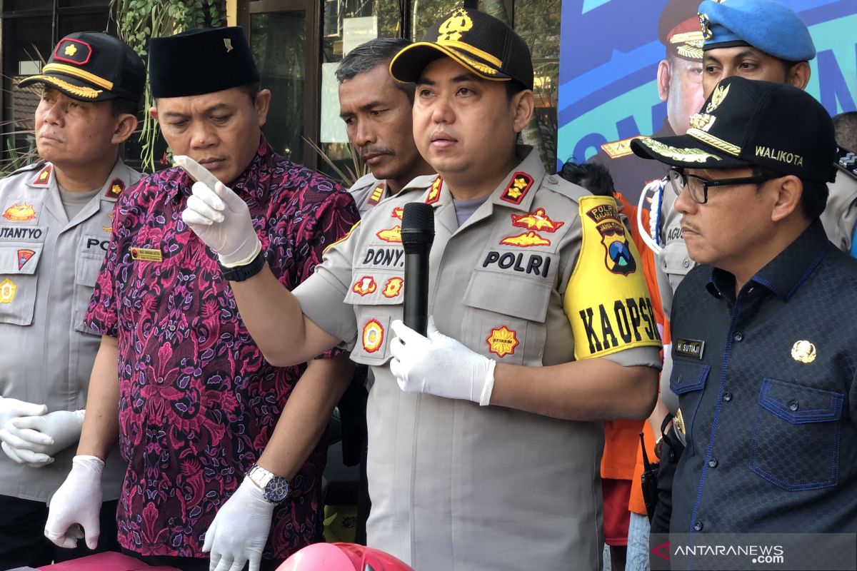 Tiga nyawa melayang diduga akibat minuman keras oplosan di  Malang