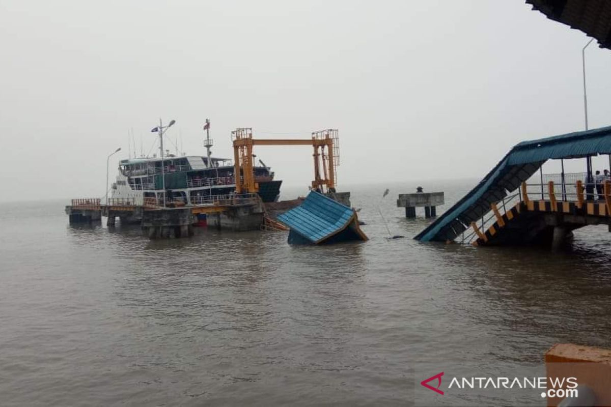 VIDEO - Pegawai BPTD IV Riau-Kepri hilang saat Jembatan Pelabuhan Buton roboh