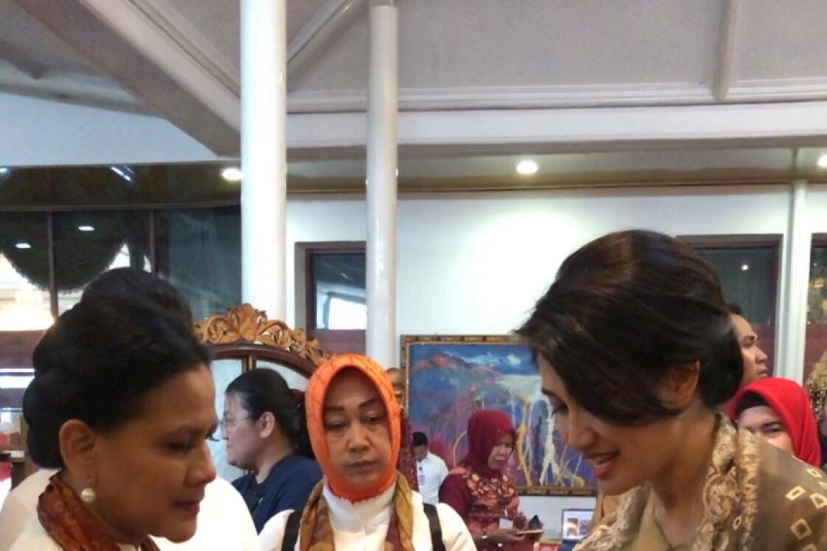 Kain khas Gambo asal Musi Banyuasin dikagumi Iriana Jokowi