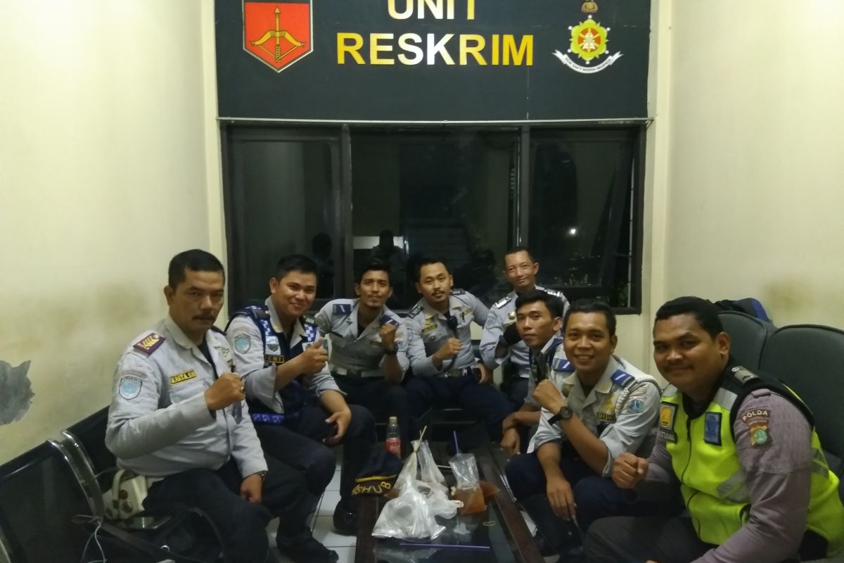 Polisi "nemplok" di kap mesin mobil jadi viral