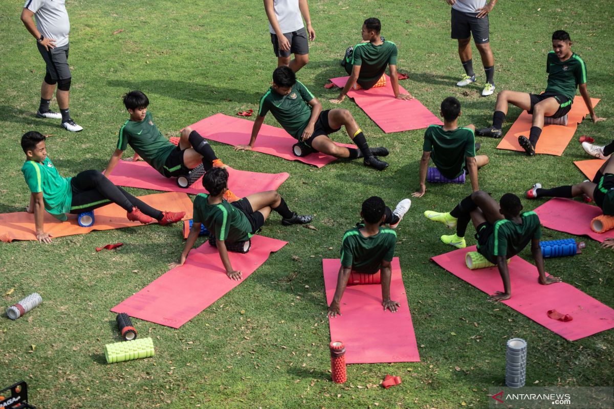 Laga berat sebelah Timnas Indonesia melawan negara berpenduduk se-stadion GBT