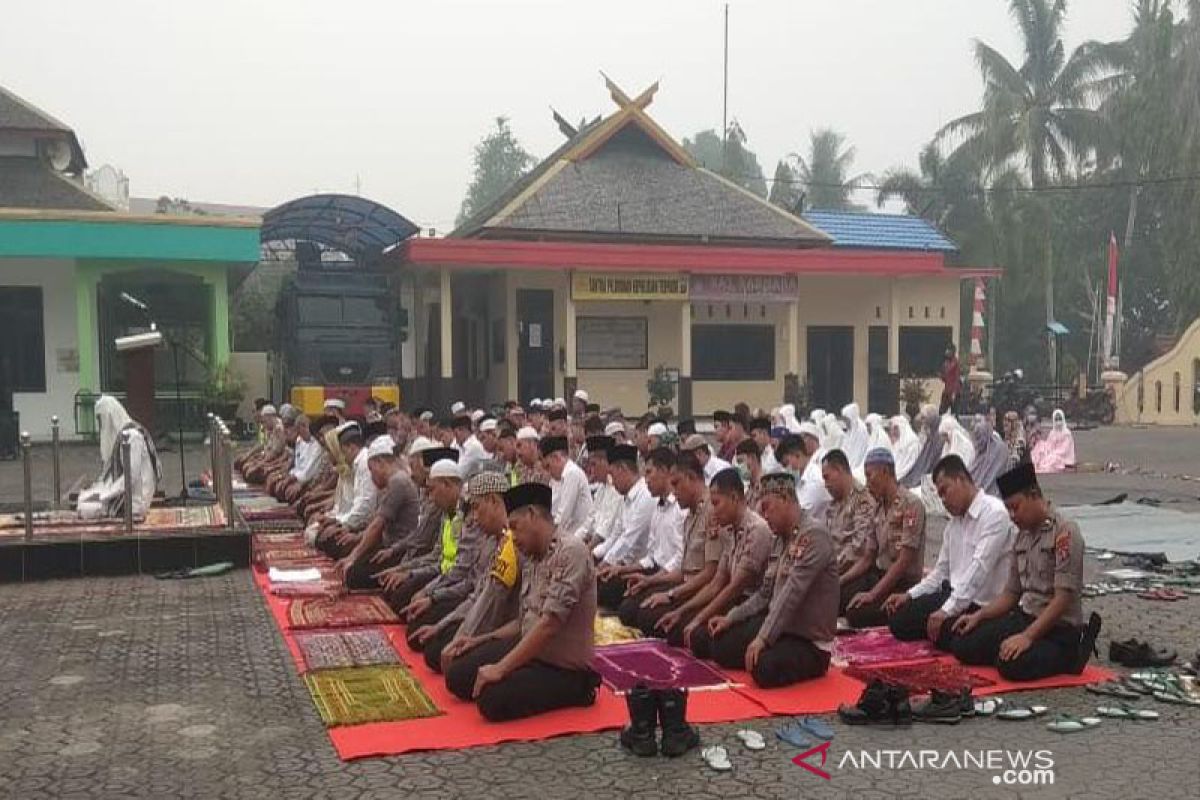 Polres Barito Utara shalat istisqa meminta turun hujan